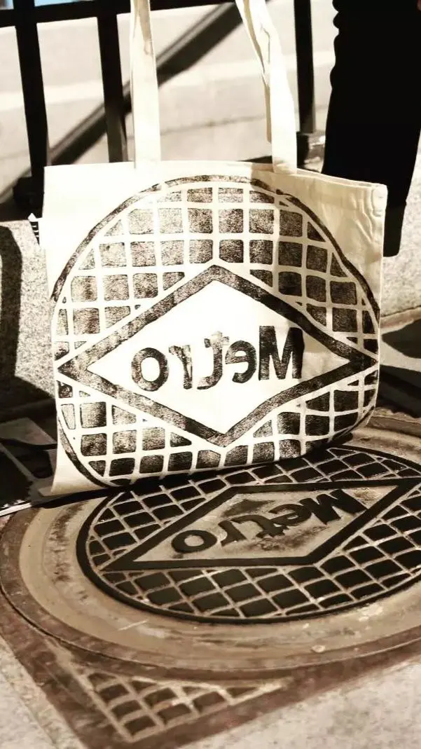 Если сувениры с символикой города, то только такие
Совсем недавно в рамках консультации обсуждали, что при желании сделать визуальную привязку к городу в дизайне упаковки не стоит брать какие-то типич... | Сетка — социальная сеть от hh.ru