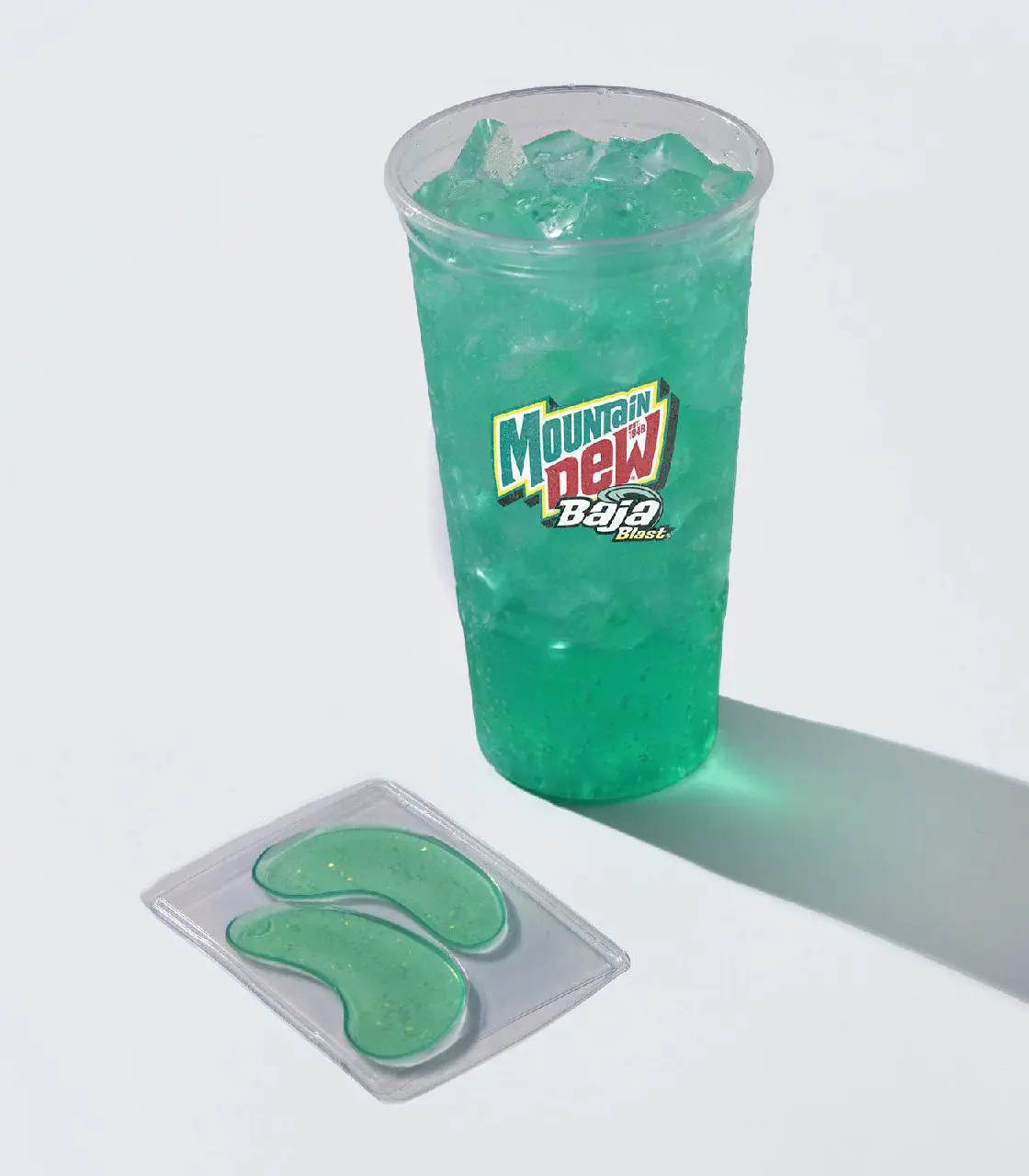 Ааа, Mountain Dew и Taco Bell дропнули ПАТЧИ под глаза. Они содержат кофеин и цитрусовые компоненты, которые помогают увлажнить кожу.
Газировкохолики, держится себя в руках, я все понимаю ✋ | Сетка — социальная сеть от hh.ru
