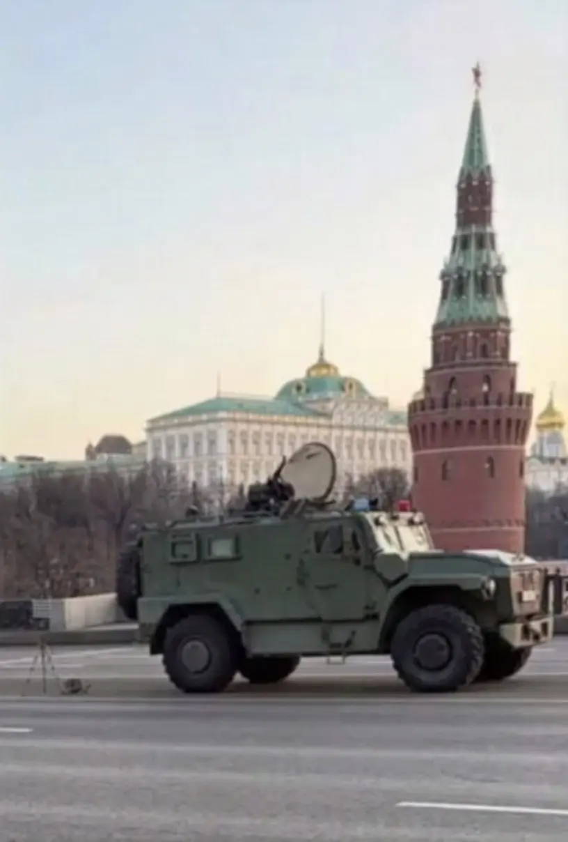 Москва. У стен Кремля и на Мавзолее появились мобильные огневые группы | Сетка — социальная сеть от hh.ru