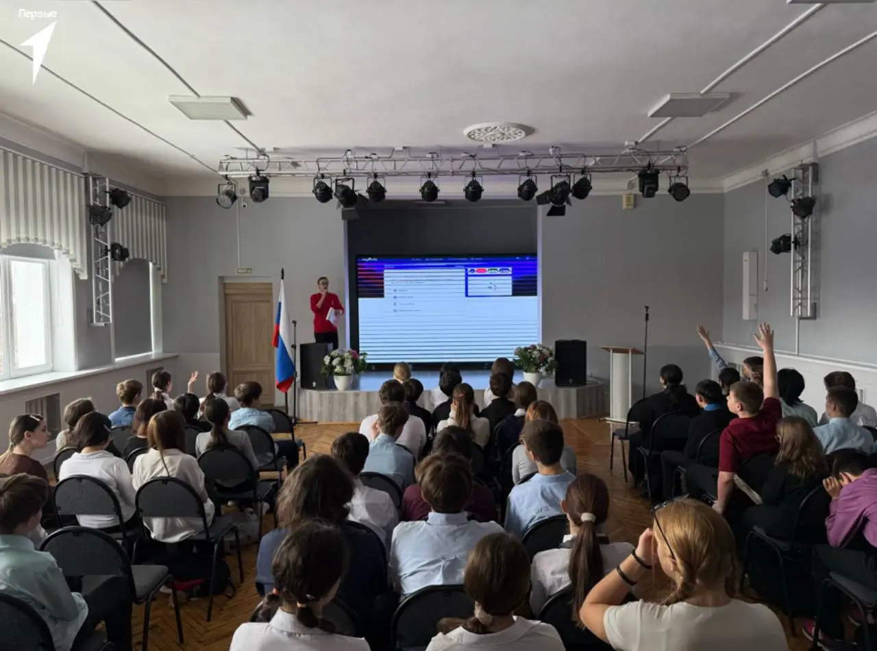👩🏽‍💻🧑‍💻 Первые и бизнес!
Юные предприниматели клуба «Действуй» приняли участие в мотивационной дискуссии в школе №23 Южно-Сахалинска | Сетка — социальная сеть от hh.ru