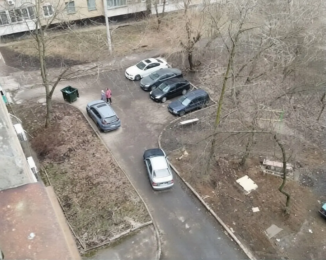Возле 46 дома на Зелёном в Макеевке один из водителей перегородил всем единственный выезд. | Сетка — социальная сеть от hh.ru