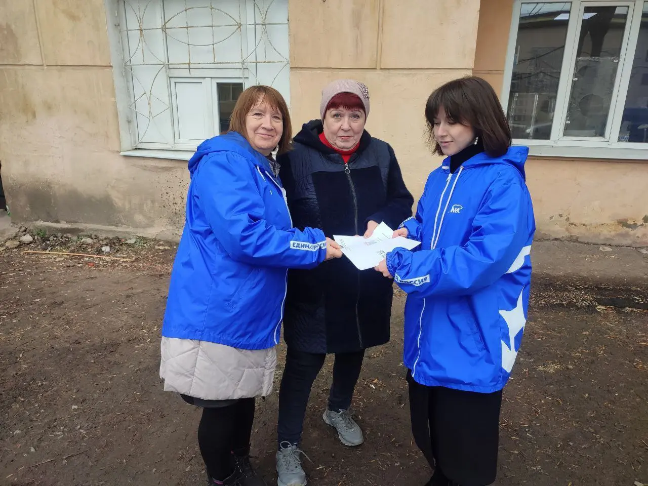 Сегодня, 17 марта 2026 года, активисты района с целью популяризации Проекта вручили жителям Кировского района ознакомительные листовки по проекту "Управдом" для ознакомления с целями и задачами.
P.S | Сетка — социальная сеть от hh.ru