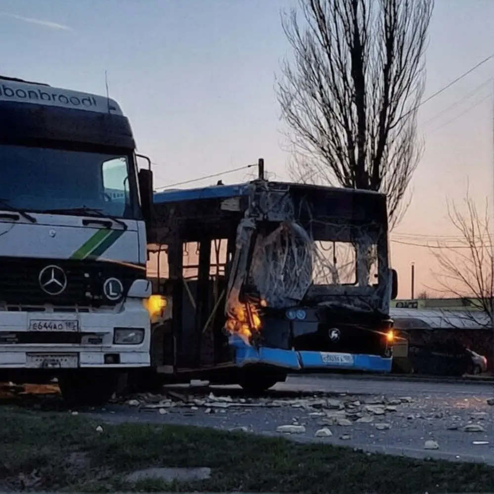Мелитопольский автобус влетел в грузовик.
Пассажиров в салоне не было. Но шофёр, по словам очевидцев, пострадал. | Сетка — социальная сеть от hh.ru