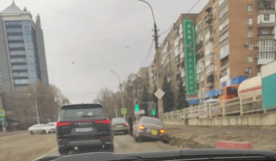 На Дзержинского попал в яму | Сетка — социальная сеть от hh.ru