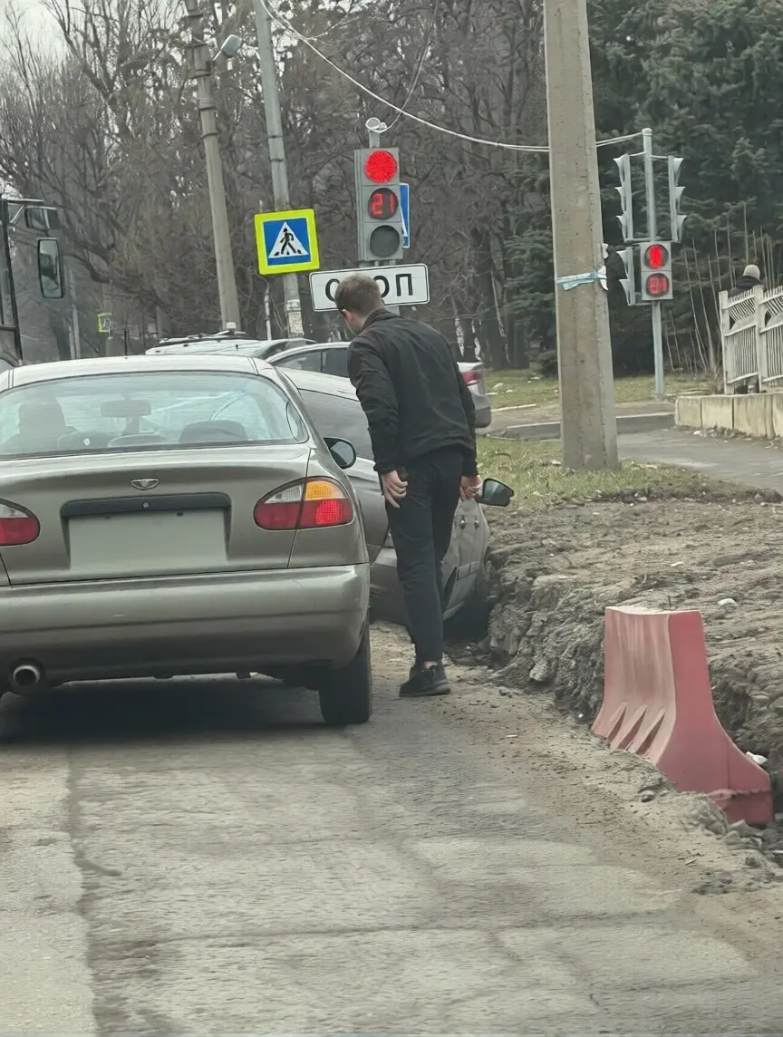Влетел в копанку перед перед мостом по проспекту Дзержинского в Донецке | Сетка — социальная сеть от hh.ru