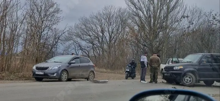 ДТП в Ханжёнково сегодня днём
По словам местных водителей, дорога разбита, на выезде к кольцу произошло столкновение нескольких машин | Сетка — социальная сеть от hh.ru