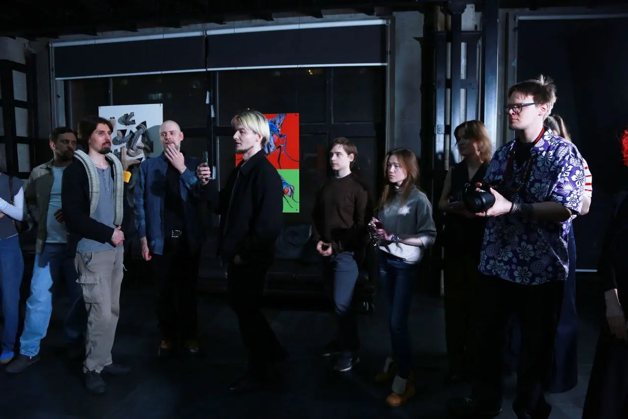 Где художник может оказаться в эпицентре внимания? Где он может сам рассказать о своей работе? Где зрители могут задать вопрос и получить ответ от автора? Здесь | Сетка — социальная сеть от hh.ru