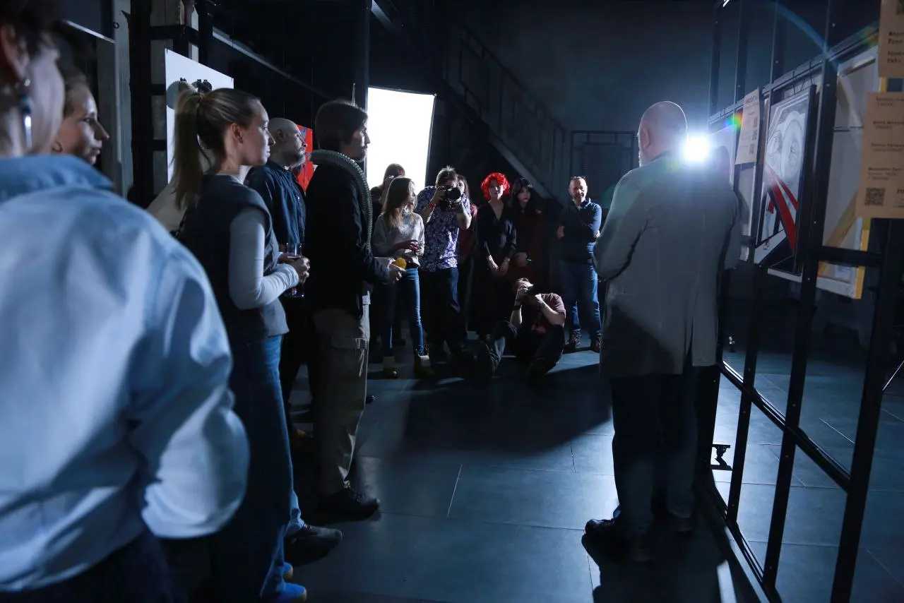 Где художник может оказаться в эпицентре внимания? Где он может сам рассказать о своей работе? Где зрители могут задать вопрос и получить ответ от автора? Здесь | Сетка — социальная сеть от hh.ru