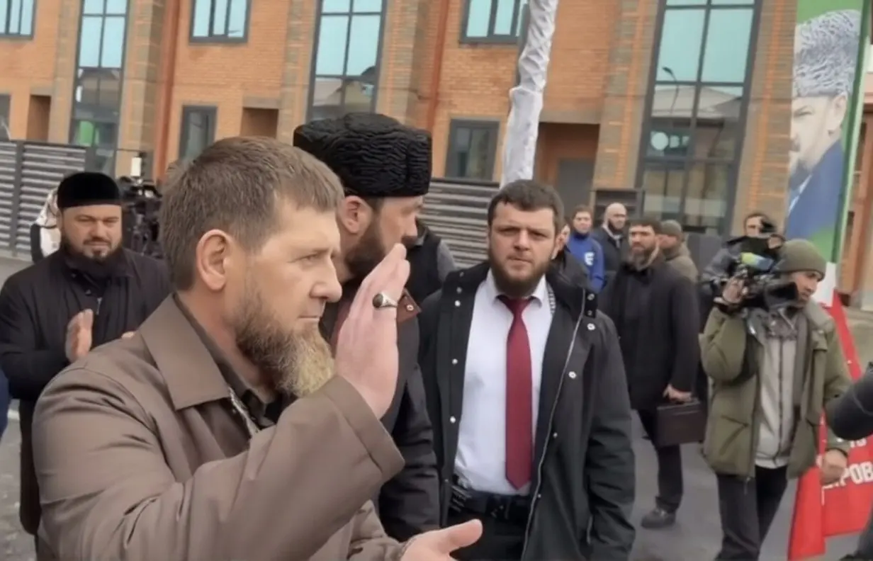 Рамзан Кадыров появился на людях после исчезновения на 17 дней. В последний раз он был на публике 27 февраля. | Сетка — социальная сеть от hh.ru