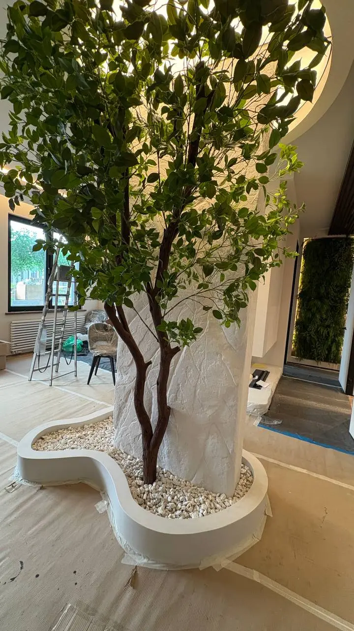 Заголовок: Идеальный сад без ухода: где в загородном доме "поселить" искусственное дерево? 🌳🏡
Многие думают, что искусственные растения — это пыльные букеты из 90-х или неубедительный пластик | Сетка — социальная сеть от hh.ru