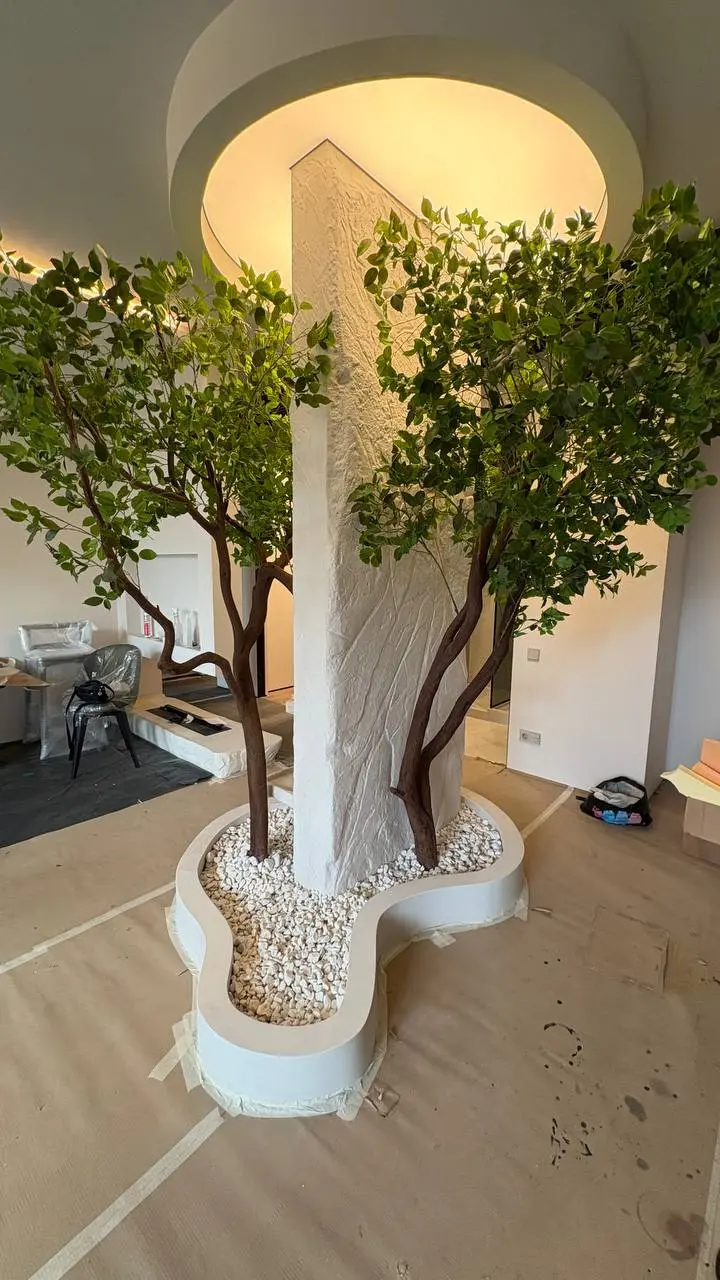 Заголовок: Идеальный сад без ухода: где в загородном доме "поселить" искусственное дерево? 🌳🏡
Многие думают, что искусственные растения — это пыльные букеты из 90-х или неубедительный пластик | Сетка — социальная сеть от hh.ru