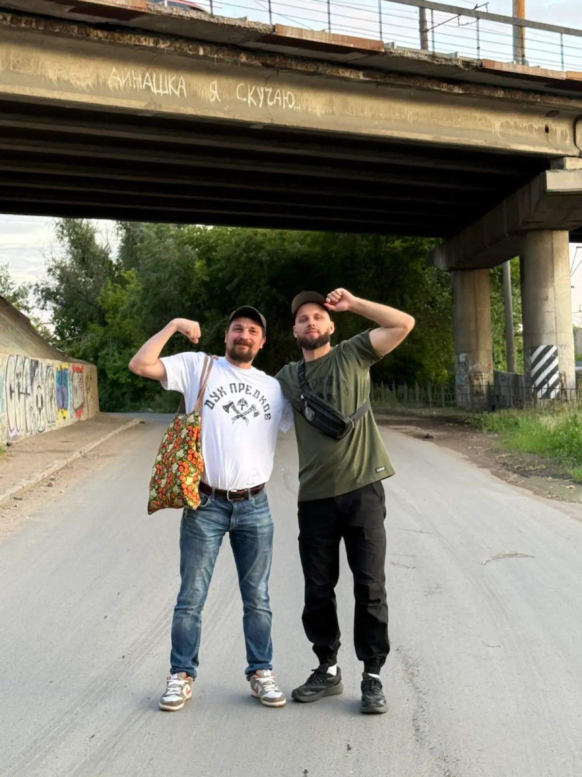 Чувачок с сижкой на белом фоне | Сетка — социальная сеть от hh.ru