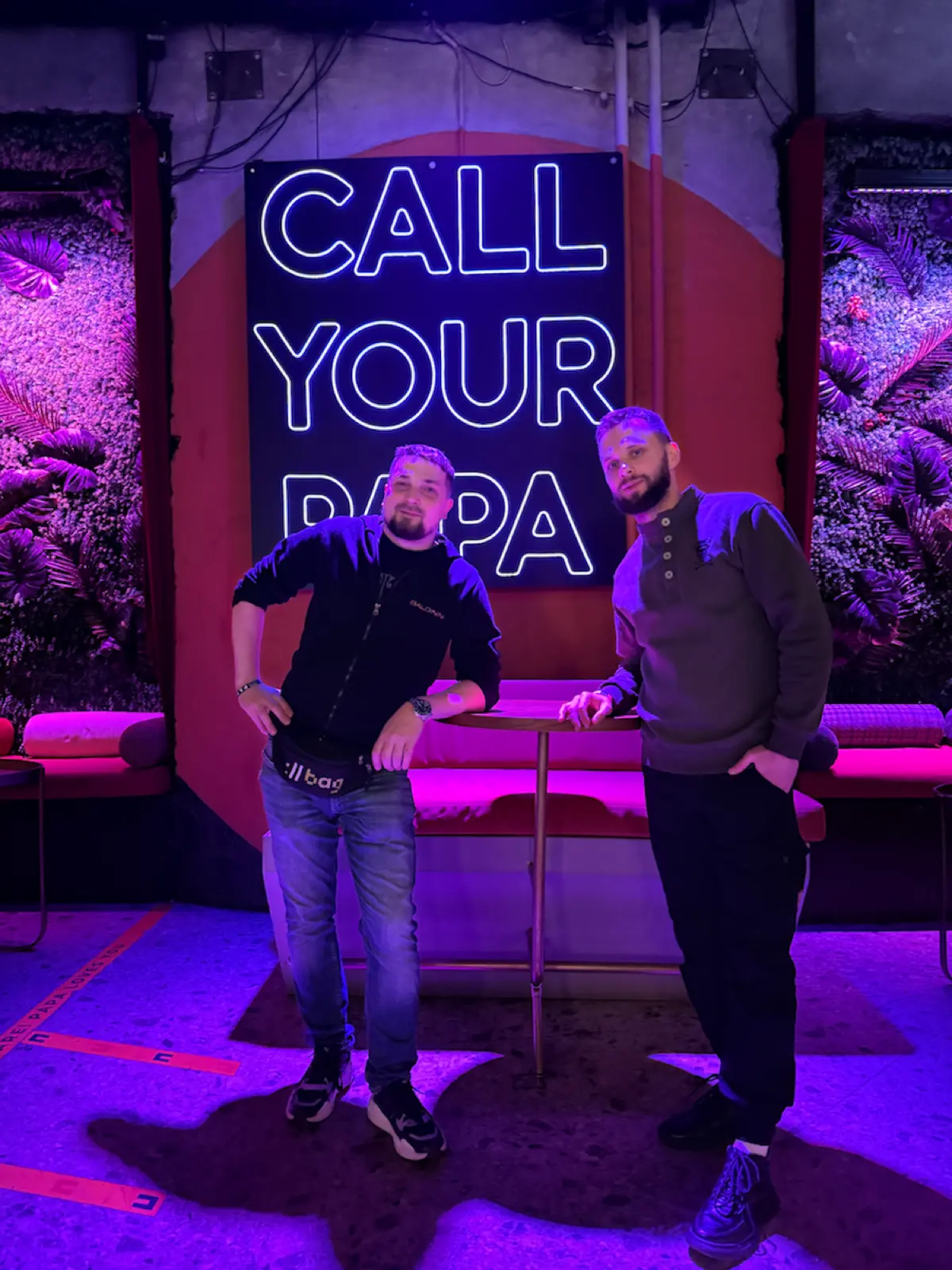 Чувачок с сижкой на белом фоне | Сетка — социальная сеть от hh.ru