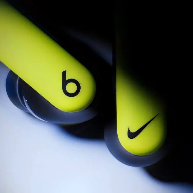 beats представили наушники Powerbeats Pro 2 Nike Special Edition
Наушники имеют два логотипа: Nike – на правом наушнике, и beats – на левом наушнике. В остальном это обычные Powerbeats Pro 2 | Сетка — социальная сеть от hh.ru