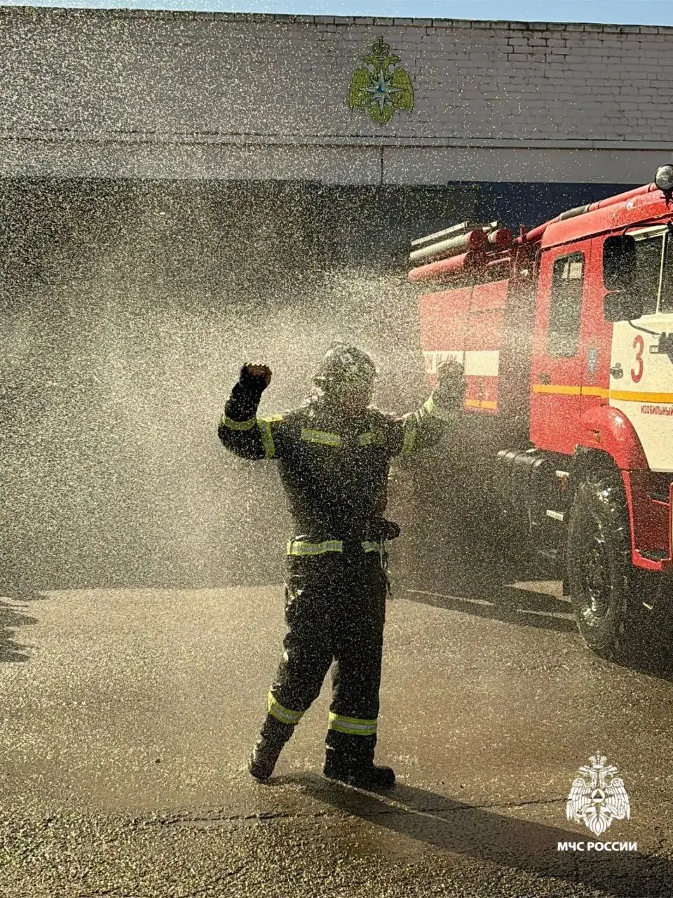 👨‍🚒 Смыли всю копоть и сажу – в Изобильном проводили на заслуженный отдых начальника 3-й пожарно-спасательной части
Дмитрий Азаров отдал службе в МЧС России 20 лет | Сетка — социальная сеть от hh.ru