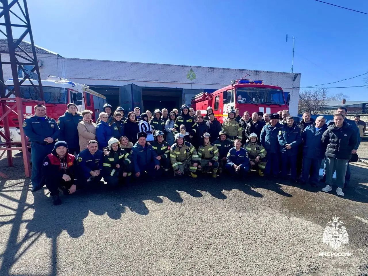 👨‍🚒 Смыли всю копоть и сажу – в Изобильном проводили на заслуженный отдых начальника 3-й пожарно-спасательной части
Дмитрий Азаров отдал службе в МЧС России 20 лет | Сетка — социальная сеть от hh.ru