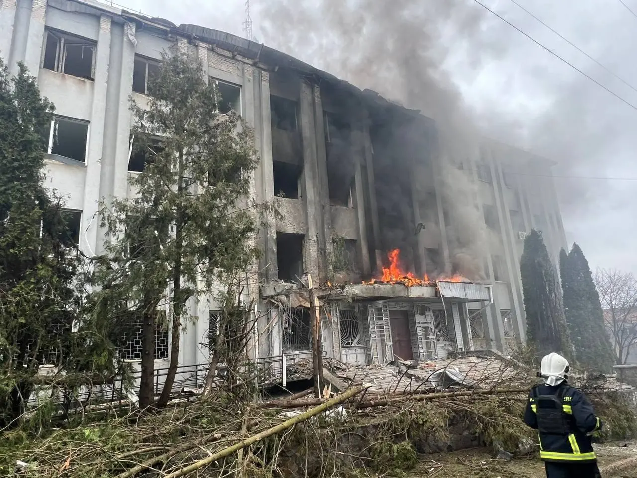 Дрон попал в здание ТЦК в Сумах, — сообщают местные СМИ.
В ОВД отмечают, что в результате удара по административному зданию города пострадал 16-летний юноша | Сетка — социальная сеть от hh.ru