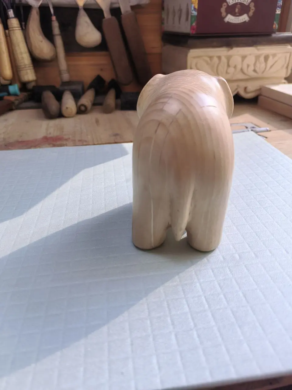🐘 Тепло дерева и мудрость слона
После ярмарки у меня не осталось слоника, вот вырезал еще одного...
Этот маленький деревянный слон стал настоящим украшением моего дома | Сетка — социальная сеть от hh.ru