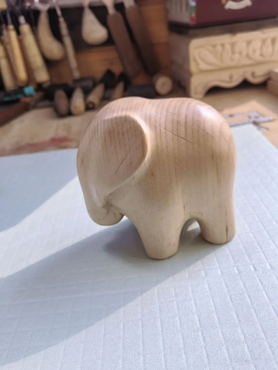 🐘 Тепло дерева и мудрость слона
После ярмарки у меня не осталось слоника, вот вырезал еще одного...
Этот маленький деревянный слон стал настоящим украшением моего дома | Сетка — социальная сеть от hh.ru