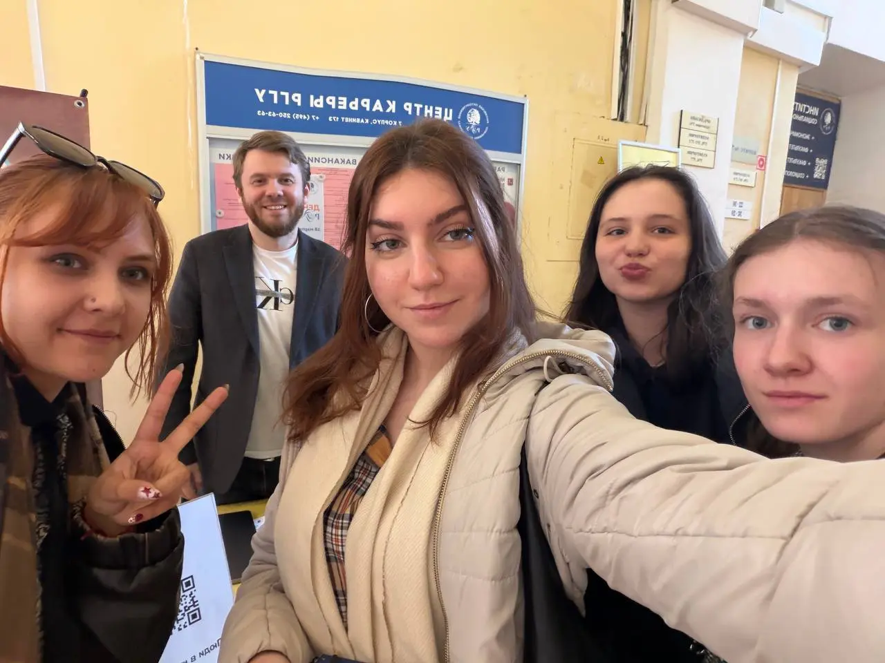 И снова они — мои любимые Люди в культуре. Сегодня я с карьерным стендом на Дне Карьеры в РГГУ.
Столько молодых, красивых, талантливых, активных людей — радость и гордость берет | Сетка — социальная сеть от hh.ru