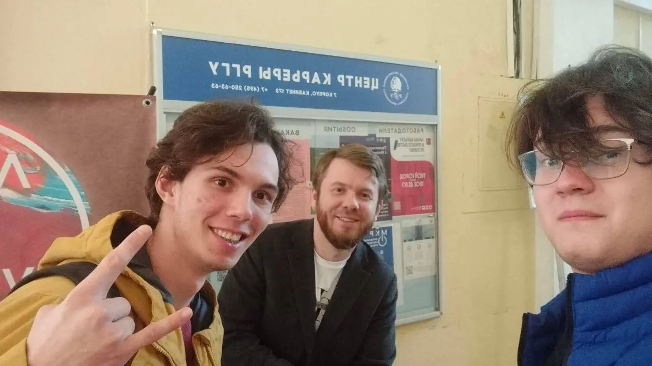 И снова они — мои любимые Люди в культуре. Сегодня я с карьерным стендом на Дне Карьеры в РГГУ.
Столько молодых, красивых, талантливых, активных людей — радость и гордость берет | Сетка — социальная сеть от hh.ru