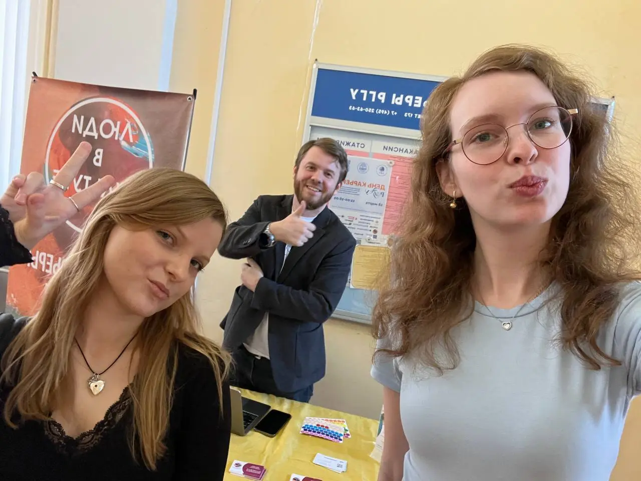 И снова они — мои любимые Люди в культуре. Сегодня я с карьерным стендом на Дне Карьеры в РГГУ.
Столько молодых, красивых, талантливых, активных людей — радость и гордость берет | Сетка — социальная сеть от hh.ru