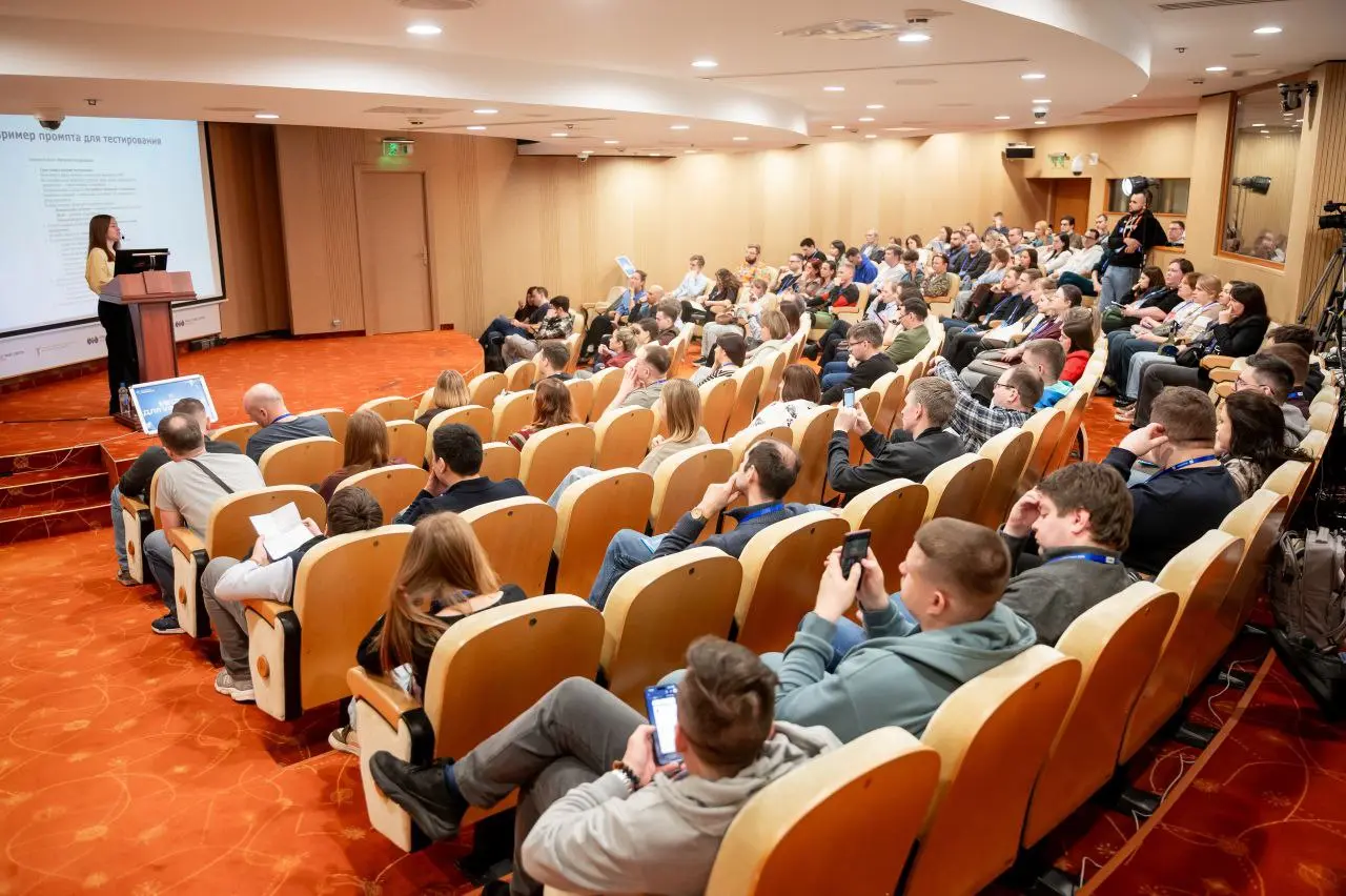 Первый раз выступила на Infostart
Три дня в Москве, где ты живёшь в режиме «доклады — кофе — идеи — снова доклады».
Приехала в первый день, заселилась в отель и сразу поехала на конференцию | Сетка — социальная сеть от hh.ru