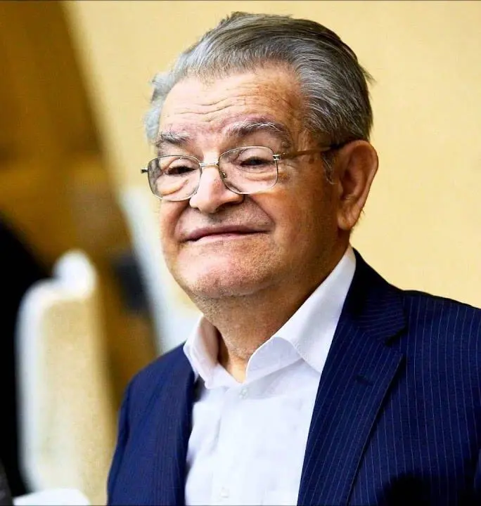 💬 Фазиль Искандер
Tот, кто xaмит здесь, гдe-то тaм xолуйствуeт.
#цитата | Сетка — социальная сеть от hh.ru