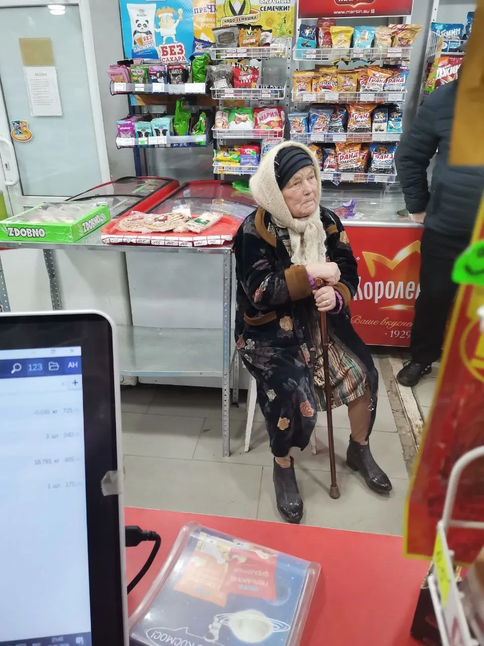 Женщина сидела в магазине возле ДК 21 , наверное потерялась, ничего не помнит. Сказала что её имя Вера. Повезли в Шлаковую в терапию. Может ищет кто-то | Сетка — социальная сеть от hh.ru