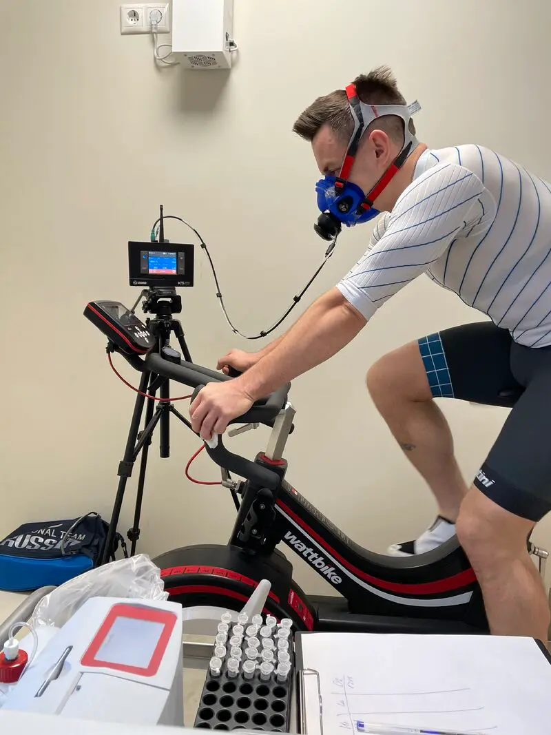 Think like a pro.  Act like a pro. | Сетка — социальная сеть от hh.ru