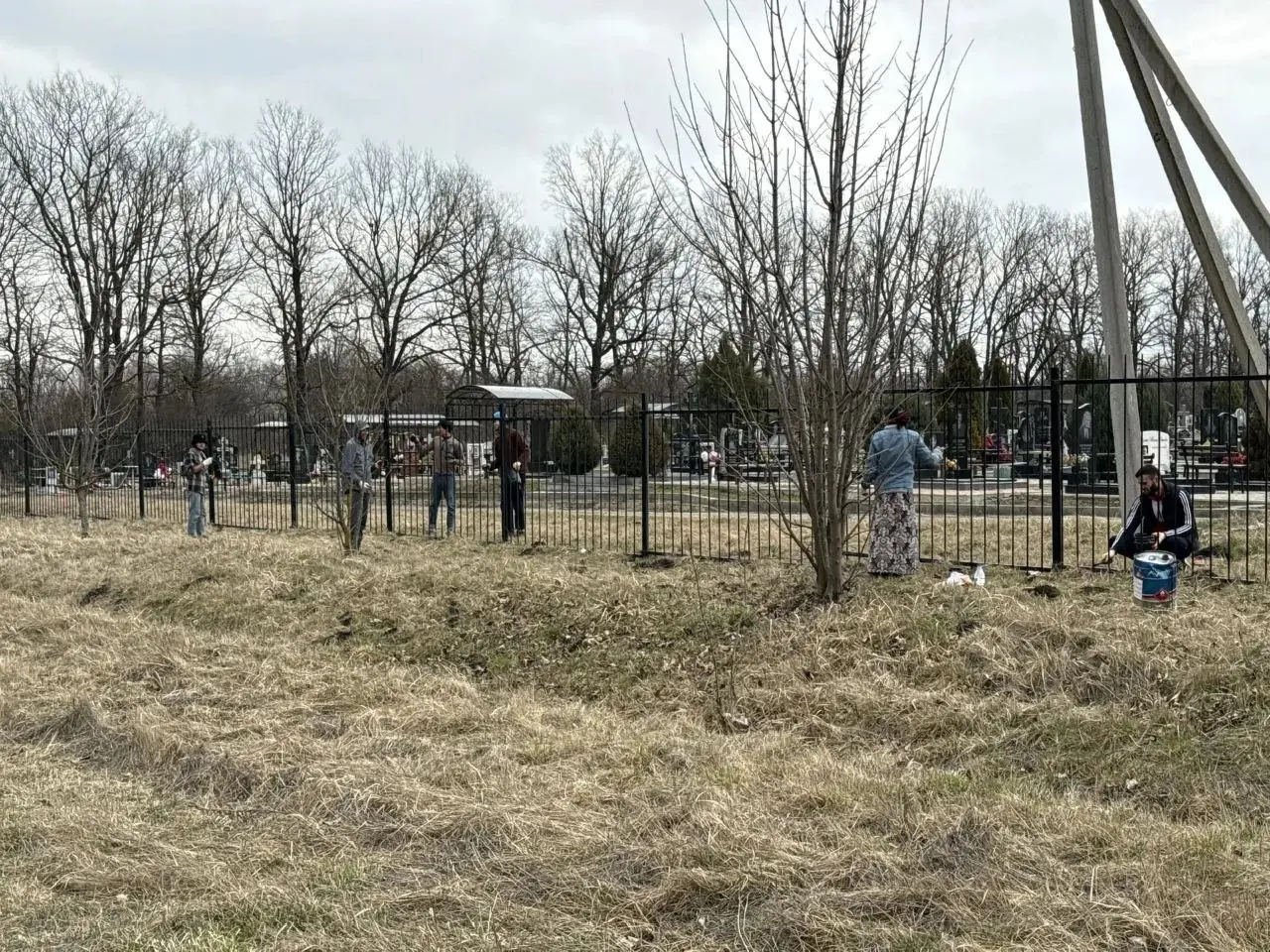 🚜В Ставрополе приступили к уборке кладбищ к Пасхе
В этом году православные будут встречать светлый праздник 12 апреля | Сетка — социальная сеть от hh.ru