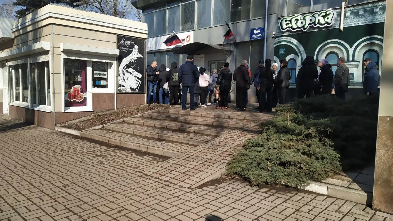 Жизнь в ДНР:
Родился, зарегистрировался,перерегистрировался,стал на учёт,переучелся...умер))))
Фото сегодняшнее | Сетка — социальная сеть от hh.ru