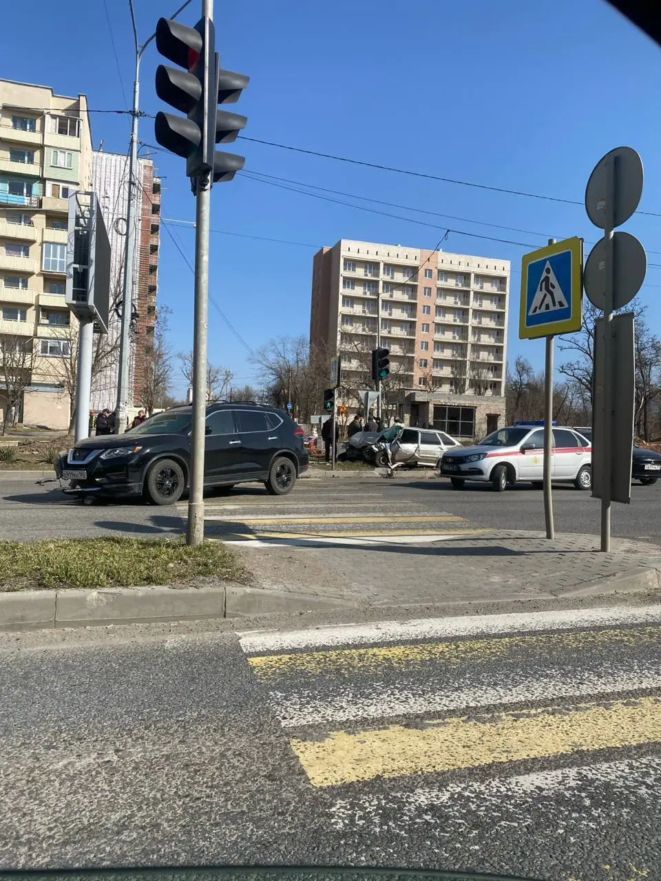 Серьезное ДТП в Мариуполе на пересечении пр. Ленина и Зелинского. Лада размотала себе весь перед. | Сетка — социальная сеть от hh.ru