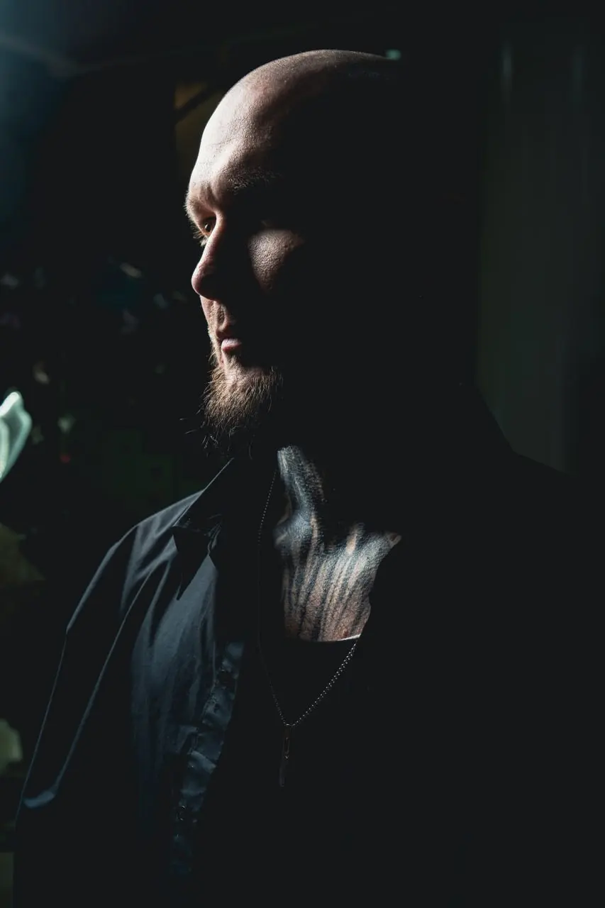 Импровизированный мини фотосет с очень фактурным @Alexbarberrnd
Поймал его на мероприятии в «ДонЭкспоцентр».😁 | Сетка — социальная сеть от hh.ru
