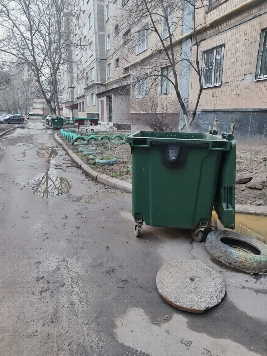 Лужи с фекальным ароматом затопили улицы м-й Зелёный в Макеевке
«51 дом 5 подъезд, течет все время канализация, пройти невозможно. Службы не работают над проблемой»,— пишут жители. | Сетка — социальная сеть от hh.ru