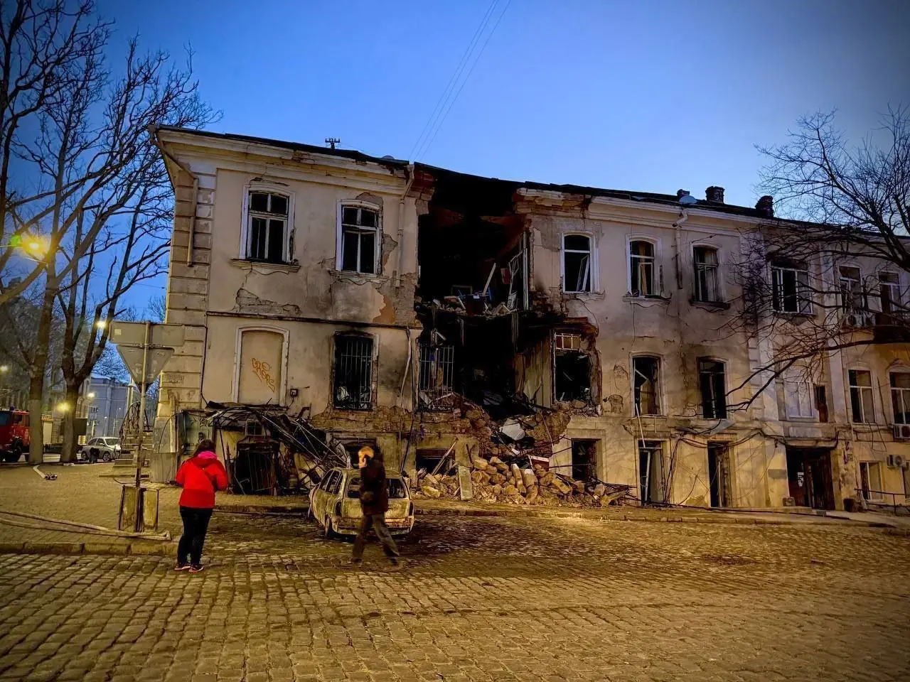 В Одессе обрушилась стена жилого дома после удара беспилотника | Сетка — социальная сеть от hh.ru