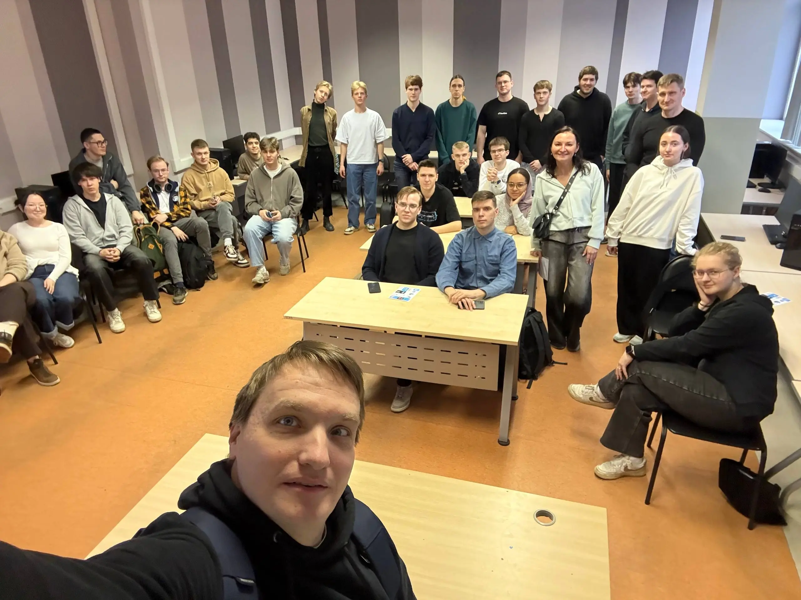#IT\Безопасность
А я продолжаю ездить в Бонч с лекциями.
Сегодня будущим магистрантам рассказывал про то, какие угрозы сейчас стоят перед веб-приложениями и что на них приходится 73% атак | Сетка — социальная сеть от hh.ru