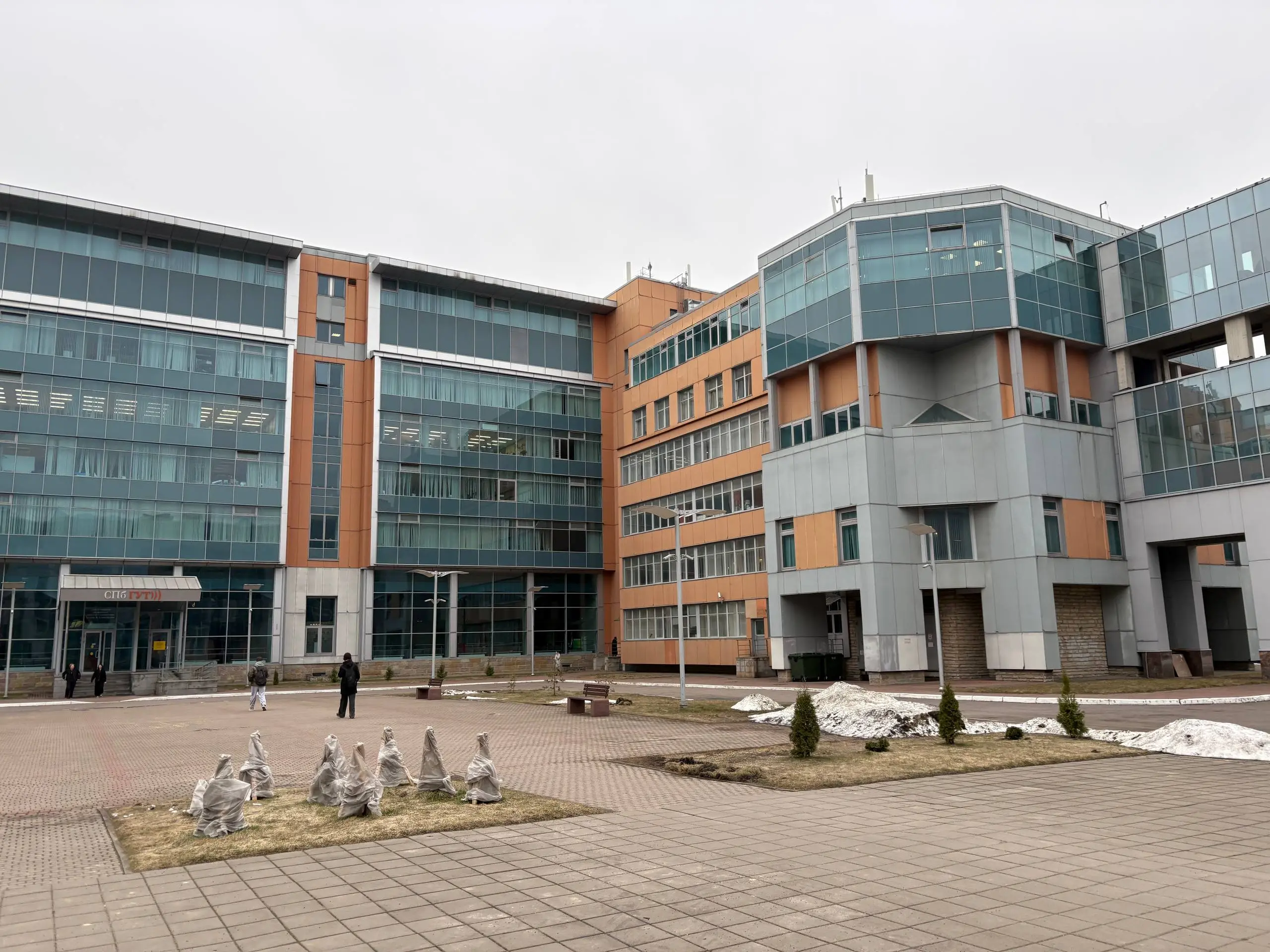 #IT\Безопасность
А я продолжаю ездить в Бонч с лекциями.
Сегодня будущим магистрантам рассказывал про то, какие угрозы сейчас стоят перед веб-приложениями и что на них приходится 73% атак | Сетка — социальная сеть от hh.ru