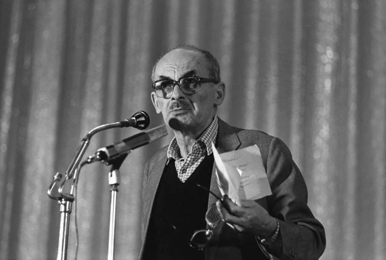 📜 Булат Окуджава
Тьмою здесь все занавешено
и тишина, как на дне.. | Сетка — социальная сеть от hh.ru