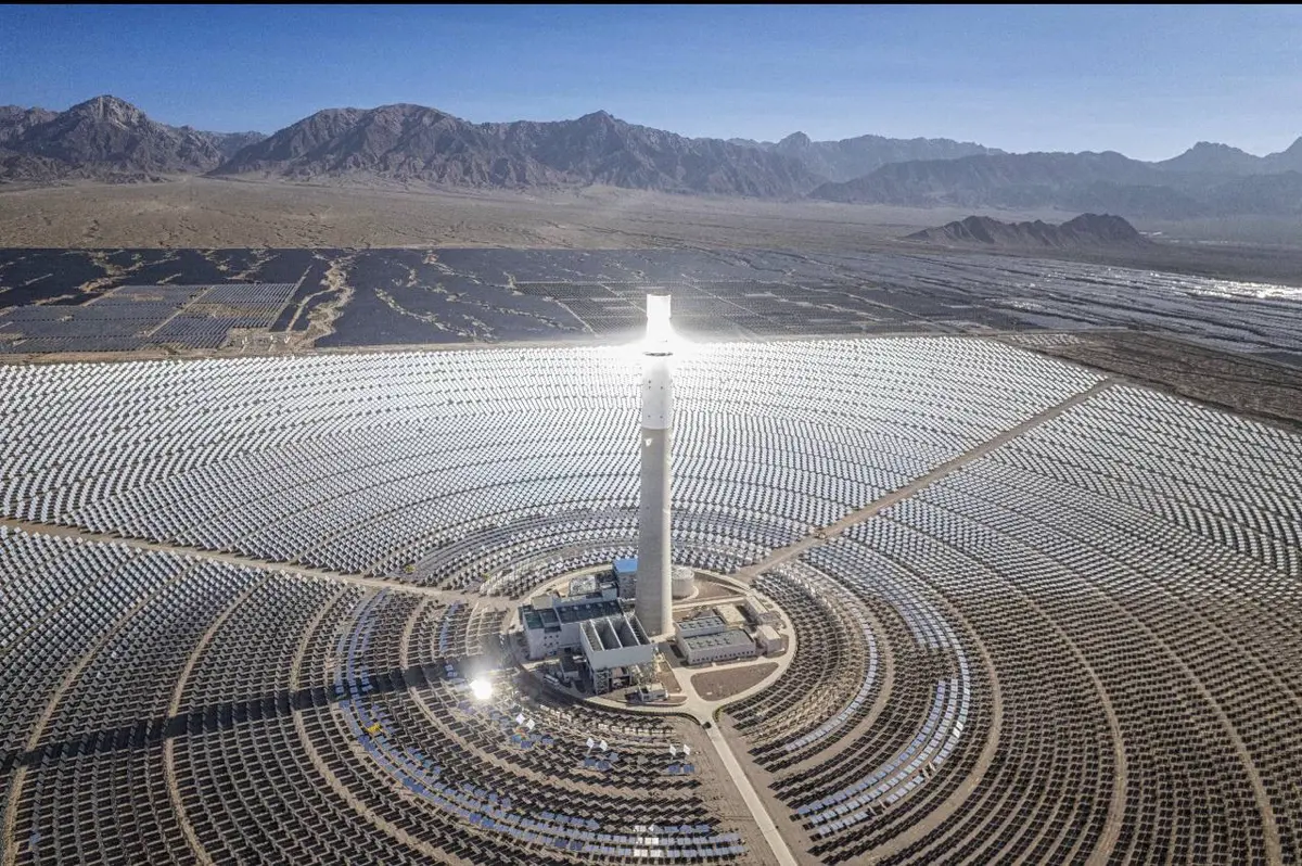 ☀️ Первая в мире солнечную станцию с двумя башнями в Китае | Сетка — социальная сеть от hh.ru