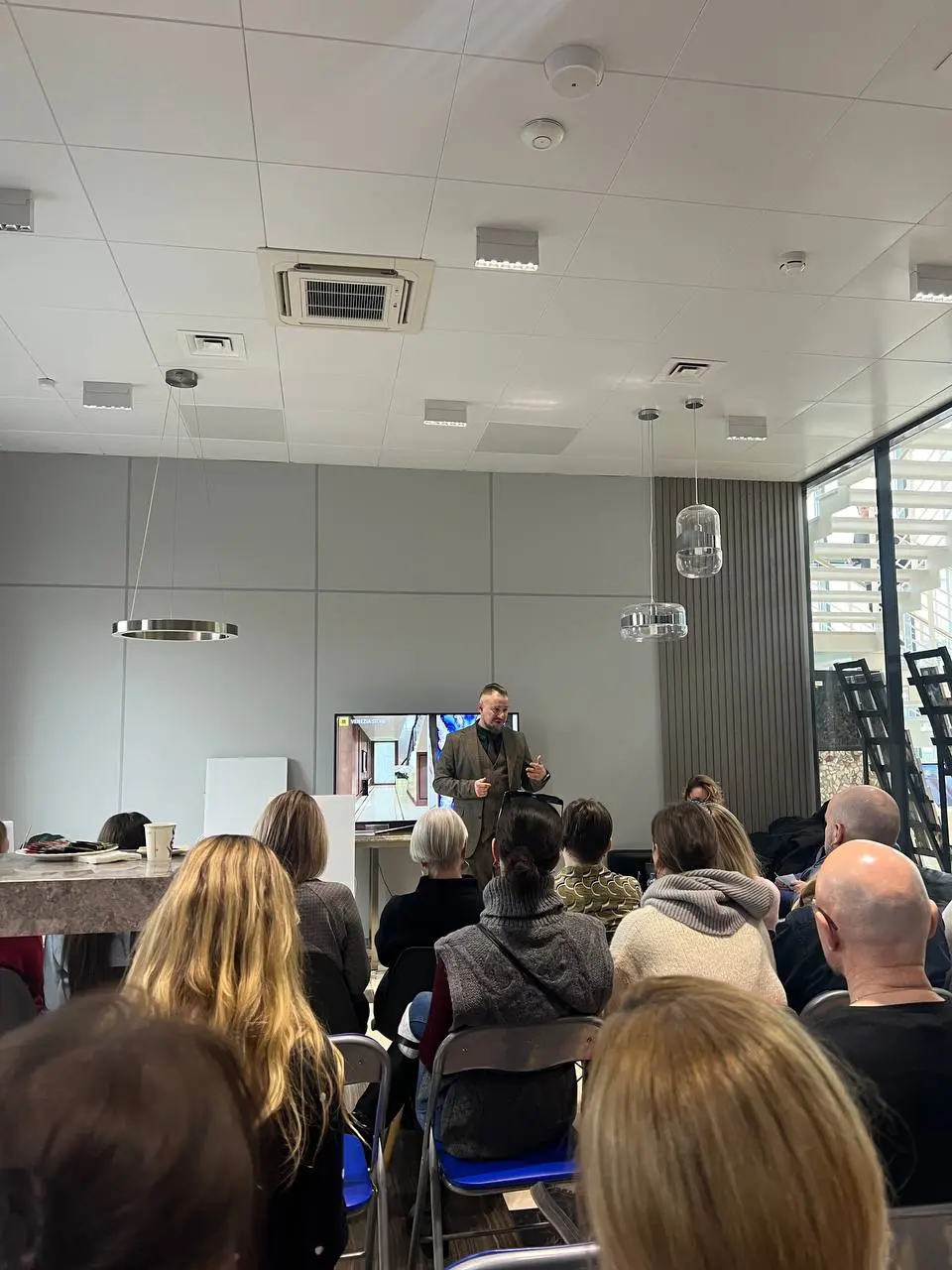 Камень может быть просто камнем.
А , может — центром притяжения.
Разница? Свет.
В VENEZIA STONE разобрали, как подсветка превращает слэб в арт-объект, от которого невозможно оторвать взгляд | Сетка — социальная сеть от hh.ru