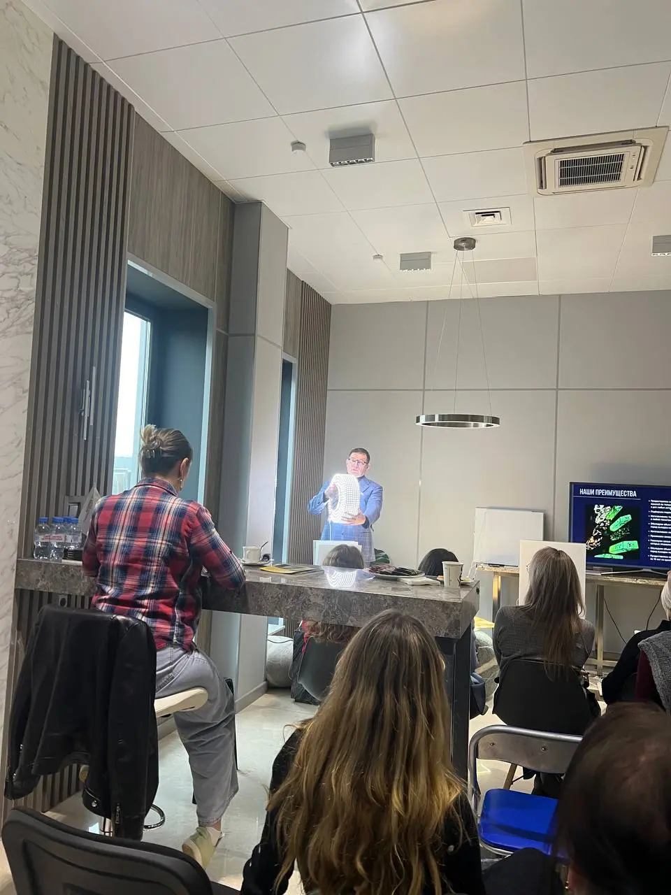 Камень может быть просто камнем.
А , может — центром притяжения.
Разница? Свет.
В VENEZIA STONE разобрали, как подсветка превращает слэб в арт-объект, от которого невозможно оторвать взгляд | Сетка — социальная сеть от hh.ru