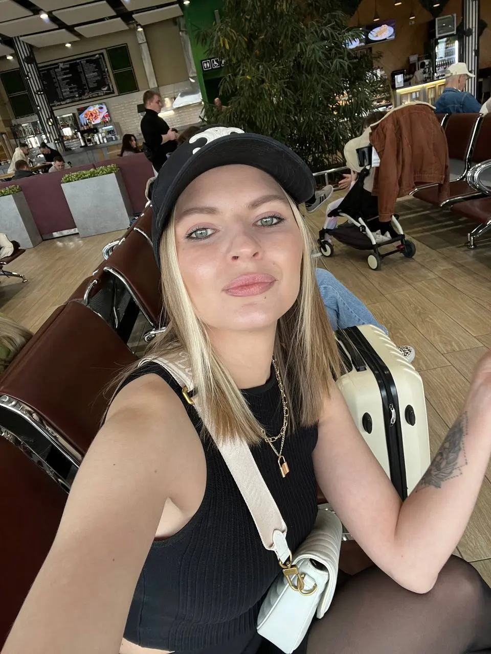 Начинаем пятницу правильно 😅❤️
Летим пить кофе ☕️ в …. ✈️ | Сетка — социальная сеть от hh.ru