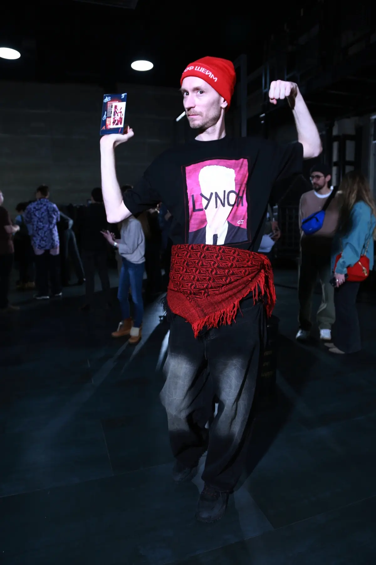 Вот так гости радуются, получив уникальный подарок - частичку живой истории Искусства с безусловным подтверждением своего присутствия!
В кадре Алёны Филиной наш серийный гость и соАРТник, который отме... | Сетка — социальная сеть от hh.ru