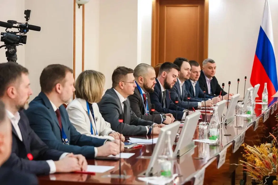 🇷🇺Провели встречу с главой Чувашской Республики Олегом Николаевым.
Интересный опыт - когда идеи, которые еще несколько дней назад обсуждались внутри команды, выходят на уровень управленческих решений | Сетка — социальная сеть от hh.ru