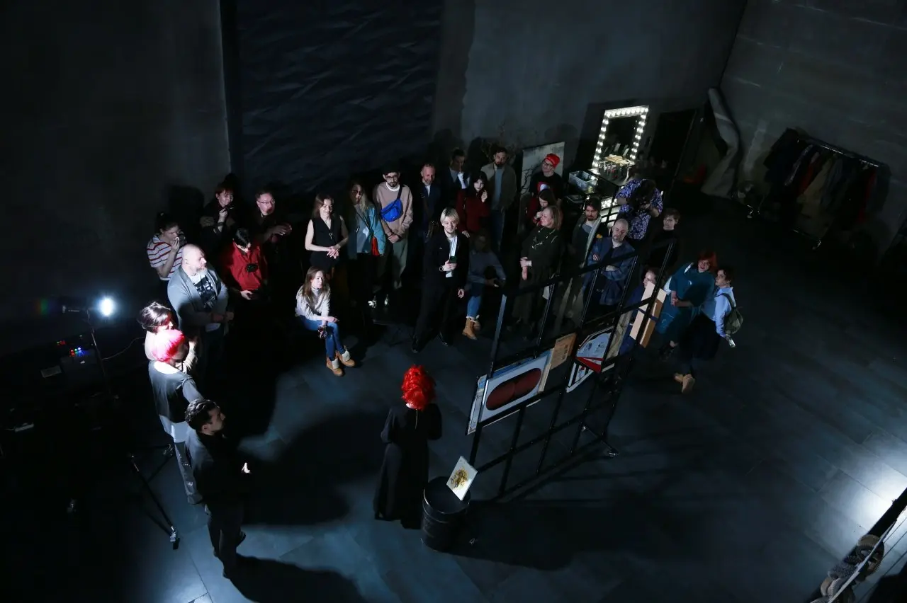 Где можно услышать, что художник говорит о своей картине? Где можно задать вопрос о современном Искусстве тому, кто делает это Искусство? На кадрах персонально и коллегиально гости | Сетка — социальная сеть от hh.ru