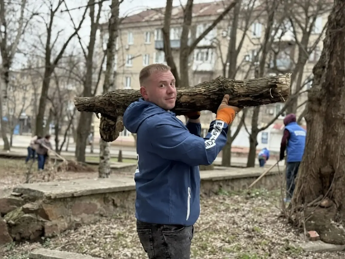 Субботник в Донецке:
Ленин и бревно 😁 | Сетка — социальная сеть от hh.ru