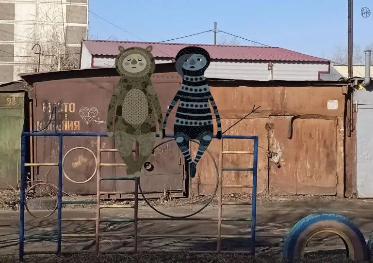 А теперь...Барабашки!!!
иногда им становится скучно сидеть по своим укромным уголкам, и тогда они идут зависать на пустой детской площадке, скрипеть качелями, и рисовать мелком на гаражах тайные знаки | Сетка — социальная сеть от hh.ru