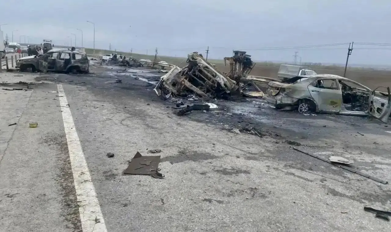 ⚡️Груда металла осталась от выгоревших машин на месте ДТП с бензовозом на трассе Ростов — Таганрог, — СМИ.
По данным МЧС, три человека погибли, ещё четверо доставлены в больницу. | Сетка — социальная сеть от hh.ru