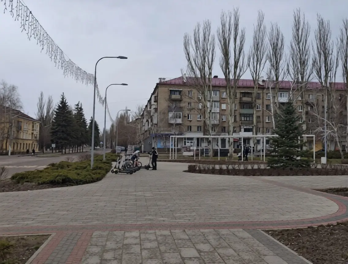 Теперь Харцызск на одном уровне с самыми продвинутыми мегаполисами в мире.
В городе открылся шеринг электросамокатов.
На фото самокаты на площади Ленина. | Сетка — социальная сеть от hh.ru